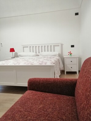 1 bedroom, iron/ironing board, travel cot, WiFi - Casa Sacà interior 01 near the ruins of ancient Pompeii (Pompei)