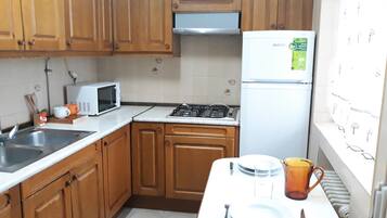 Kühlschrank, Mikrowelle, Wasserkocher mit Kaffee-/Teezubehör, Toaster