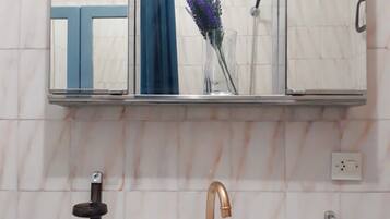 Haartrockner, Handtücher, Seife, Shampoo