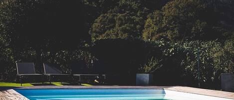 حمّام سباحة خارجي، حمّام سباحة مُدفَّأ