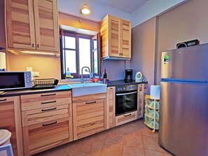 Fridge, microwave, oven, coffee/tea maker