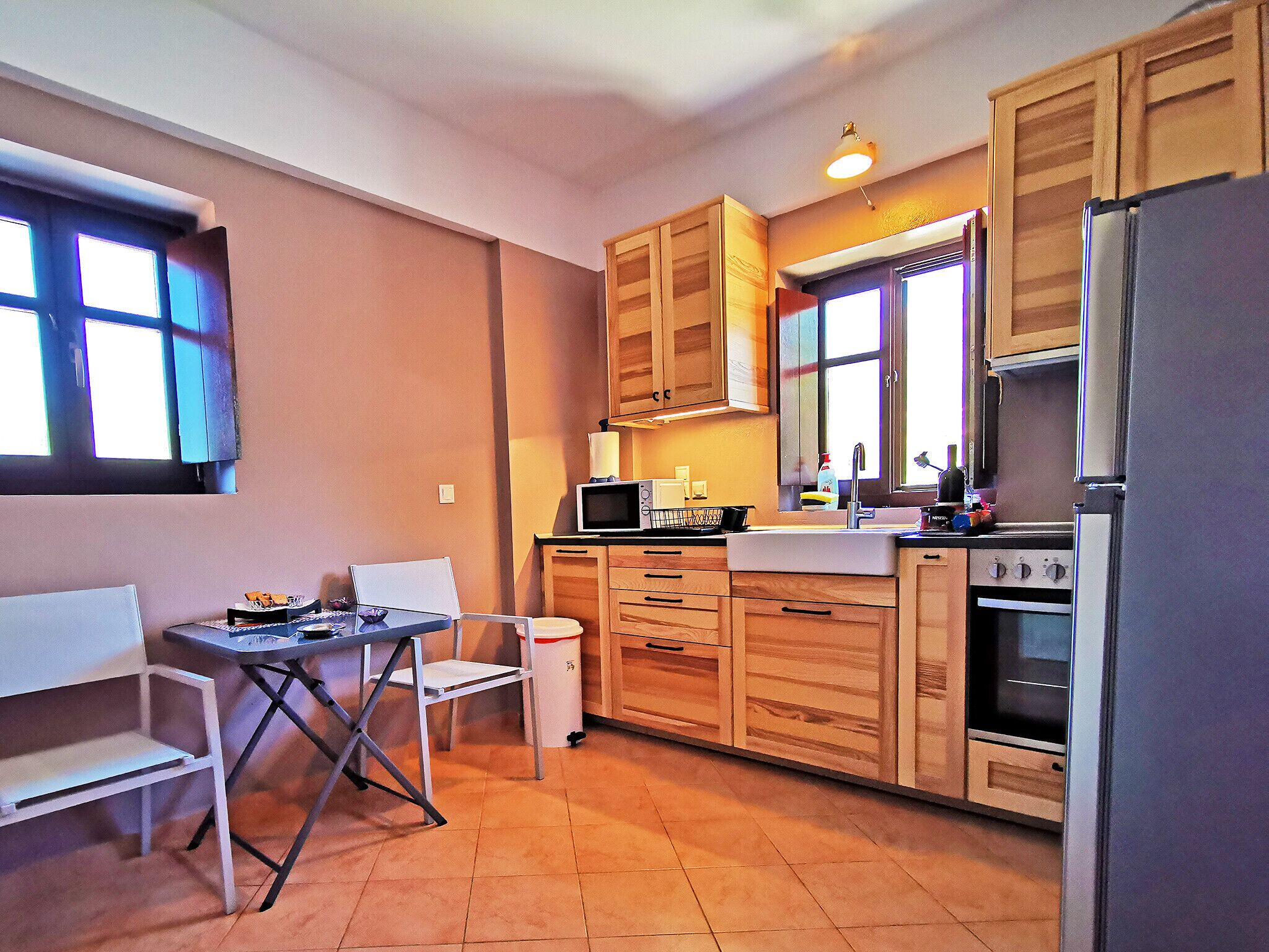 Kühlschrank, Mikrowelle, Ofen, Wasserkocher mit Kaffee-/Teezubehör