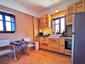 Fridge, microwave, oven, coffee/tea maker