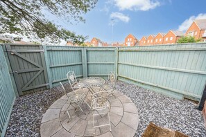 Outdoor dining - Dolphin Cottage - Short walk to Poole Quay (Poole)