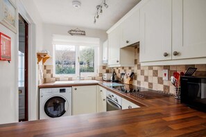 冷蔵庫、電子レンジ、オーブン、コンロ