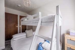 2 bedrooms, iron/ironing board, WiFi, bed sheets - Dolphin Cottage - Short walk to Poole Quay (Poole)