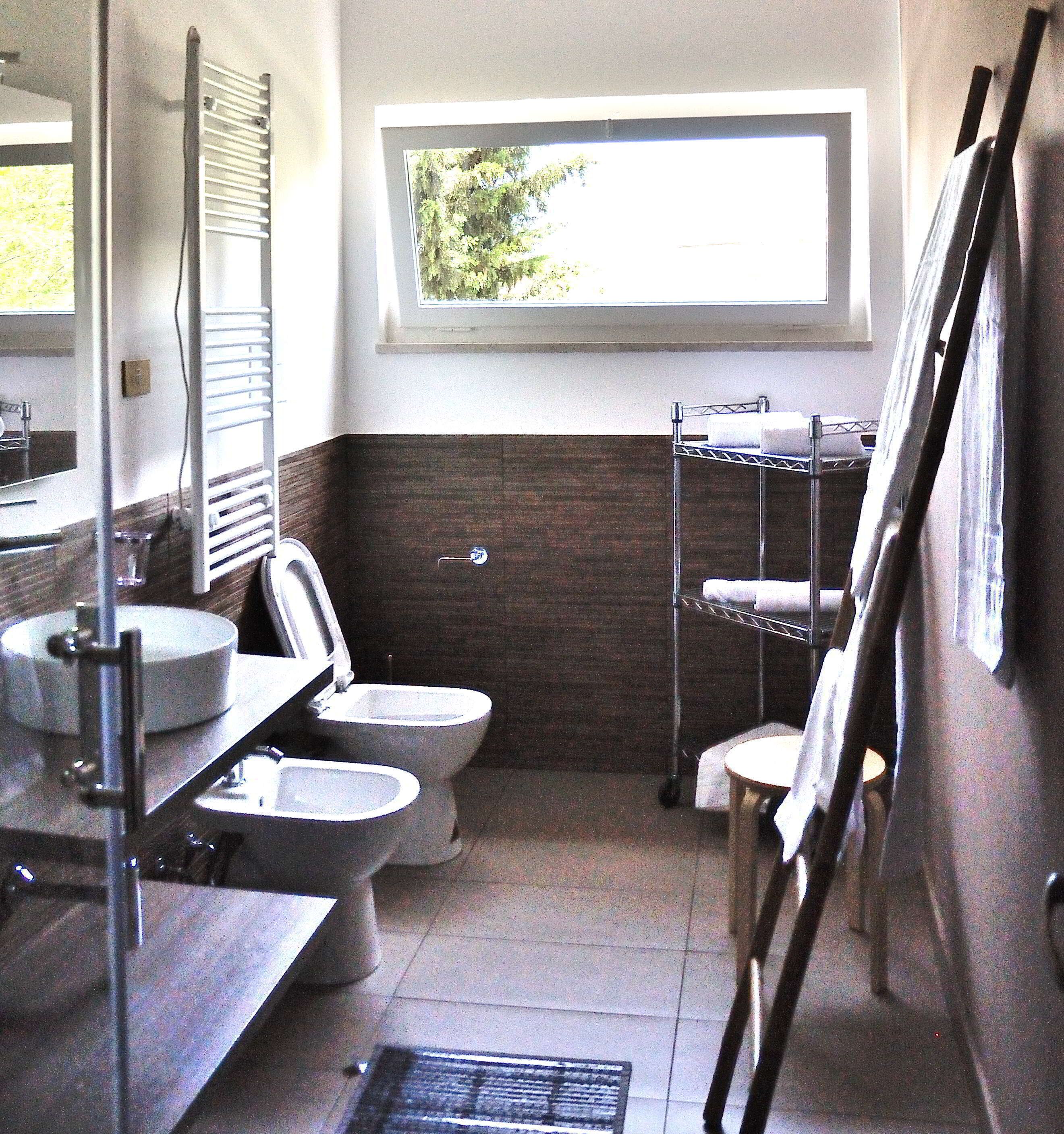 Douche, sèche-cheveux, bidet, serviettes fournies