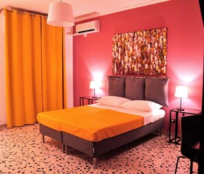 3 habitaciones, escritorio y tabla de planchar con plancha 