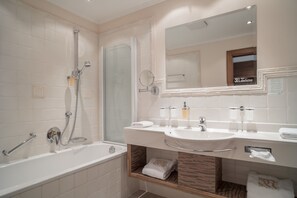 Family Room | Bathroom | Hair dryer, bathrobes, slippers, towels - Hotel Madeleine (Soelden)