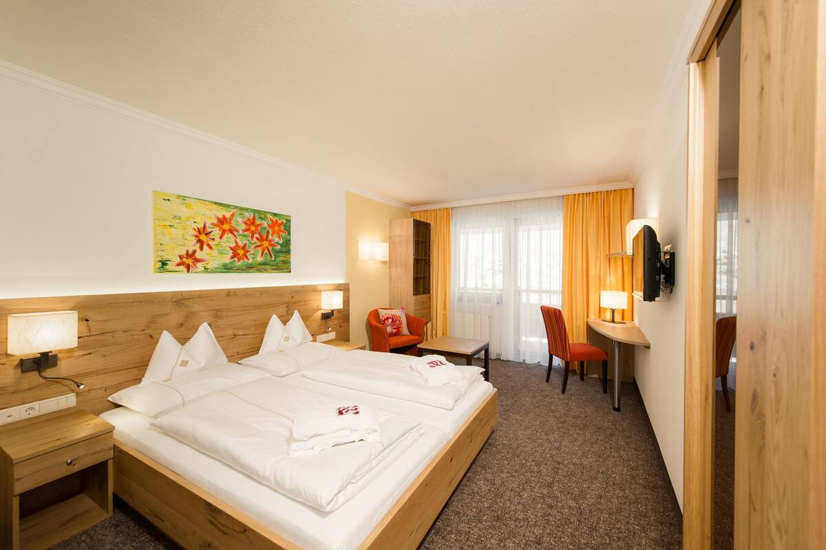 Kahden hengen comfort-huone | Allergiatestatut vuodevaatteet, tallelokero huoneessa, työpöytä