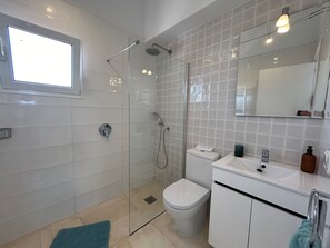 Combined shower/bathtub, hair dryer, towels, soap - Stunning Sea Views. Newly Renovated. Walk to Binibeca Beach, Bars & Restaurants. (Binibequer)