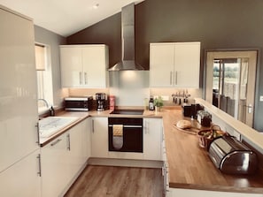 Chalet | Dapur peribadi | Peti sejuk/penyejuk beku saiz penuh, ketuhar gelombang mikro, ketuhar