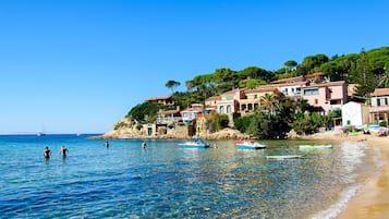 Una spiaggia nelle vicinanze