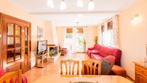 TV, fireplace - HomeHolidaysRentals Corts - Costa Barcelona (Tordera)