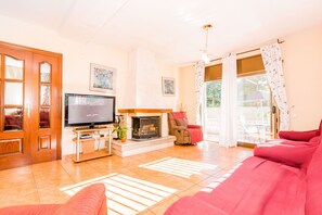 TV, fireplace