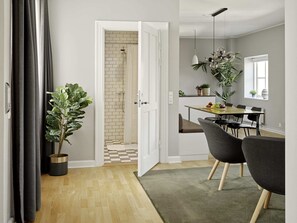 Interior - 2 Bed Room Apartment | Elevator | Inner Courtyard (København)