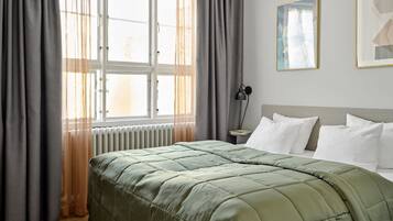 2 quartos, ferros/tábuas de passar roupa, berço de viagem