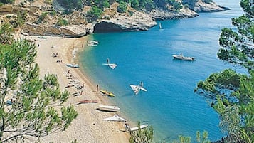 Sulla spiaggia, lettini da mare