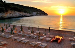 Plage, chaises longues