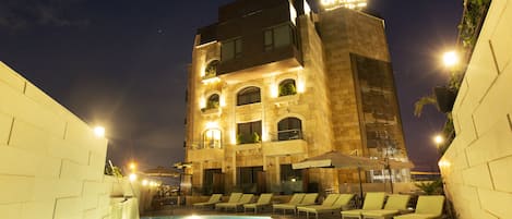 Bagian depan properti - sore/malam