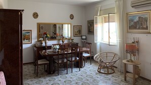 A dining room with a wooden table, chairs, and a decorative mirror. - Superb vacation home (Torre archirafi)