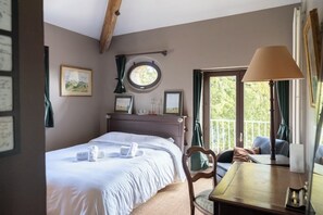 6 bedrooms, desk, iron/ironing board, travel cot