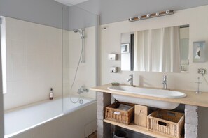 Combined shower/bathtub, hair dryer