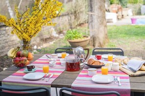 Outdoor dining - La Rose du Petit Bois, large family home with swimming pool in the Monts d'Or region (Saint-Didier-au-Mont-d'Or)