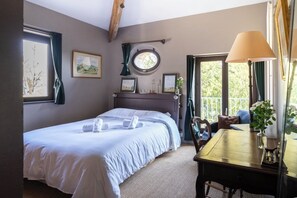 6 bedrooms, desk, iron/ironing board, travel cot
