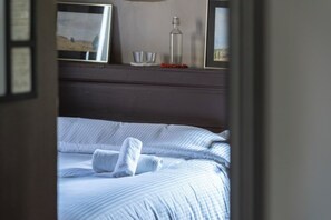 6 Schlafzimmer, Schreibtisch, Bügeleisen/Bügelbrett, Reisekinderbett