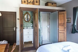 6 bedrooms, desk, iron/ironing board, travel cot