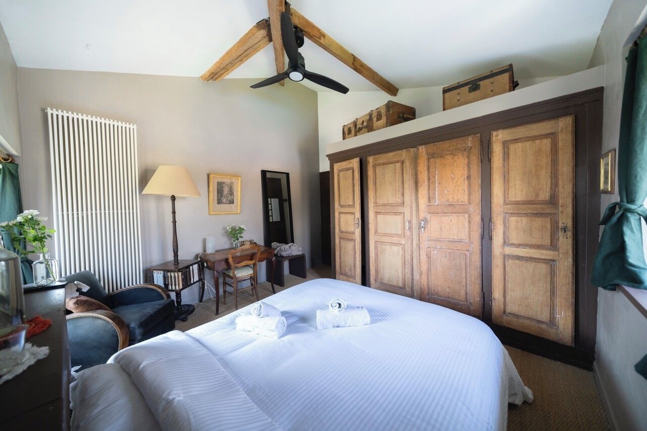 6 slaapkamers, een bureau, een strijkplank/strijkijzer, reisbedje