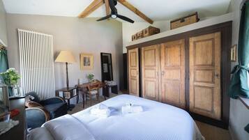 6 slaapkamers, een bureau, een strijkplank/strijkijzer, reisbedje
