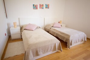 3 chambres, fer et planche à repasser, Wi-Fi gratuit, draps fournis