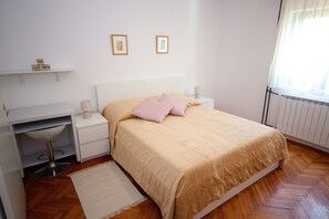 3 chambres, fer et planche à repasser, accès au Wi-Fi (inclus)