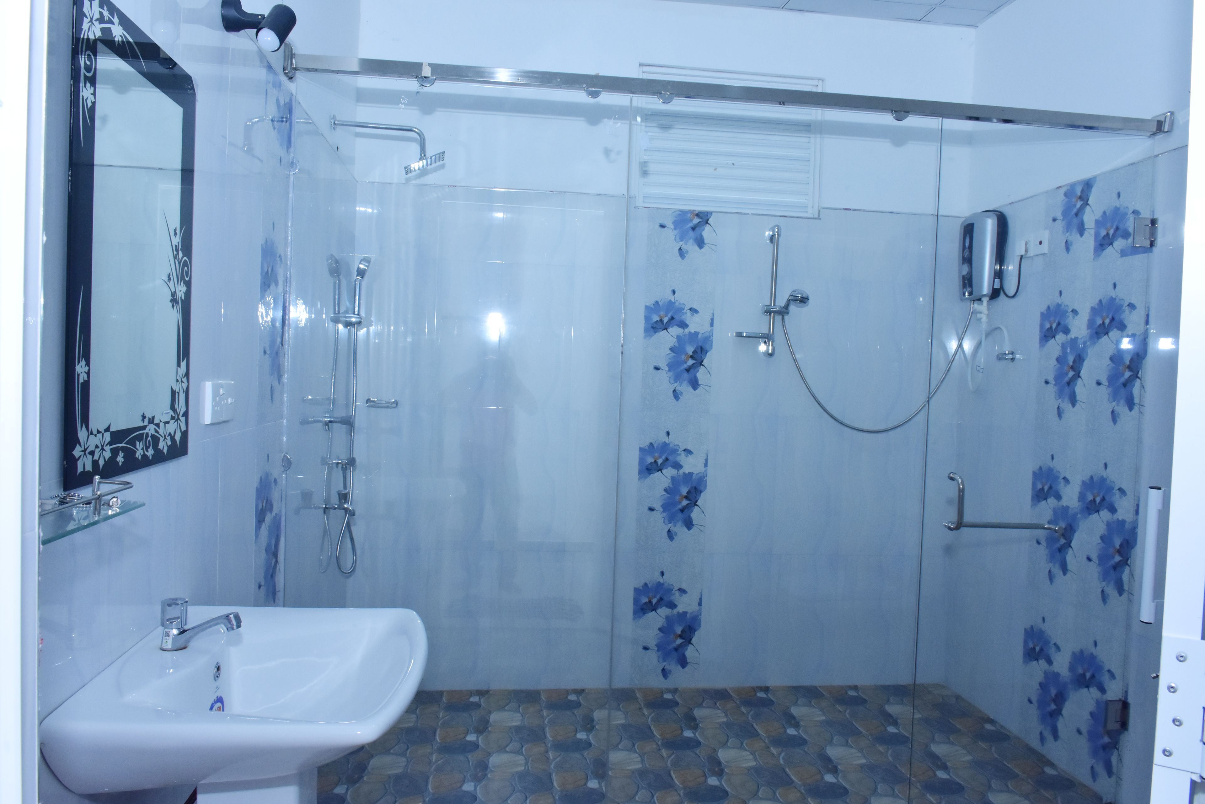 Douche, articles de toilette gratuits, serviettes fournies