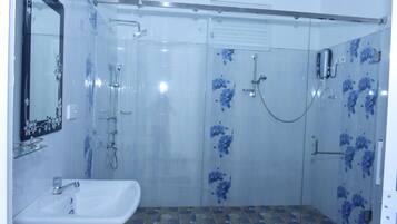 Shower, free toiletries, towels