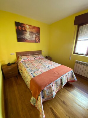 5 dormitorios, tabla de planchar con plancha, cuna de viaje