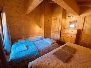 4 habitaciones, tabla de planchar con plancha y cuna de viaje 