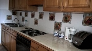 Een koelkast, een oven, een kookplaat, een koffiezetapparaat/waterkoker