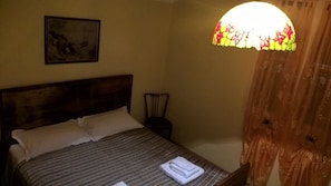 1 habitación, tabla de planchar con plancha, wifi y ropa de cama
