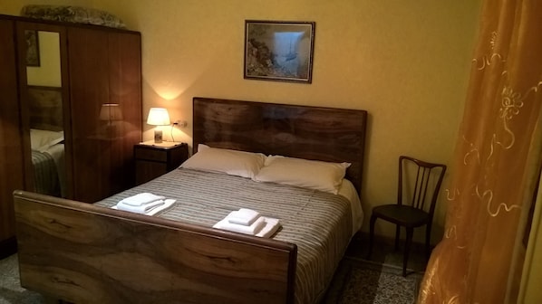 1 habitación, tabla de planchar con plancha, wifi y ropa de cama 
