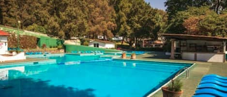 3 kolam renang outdoor, dengan payung kolam renang