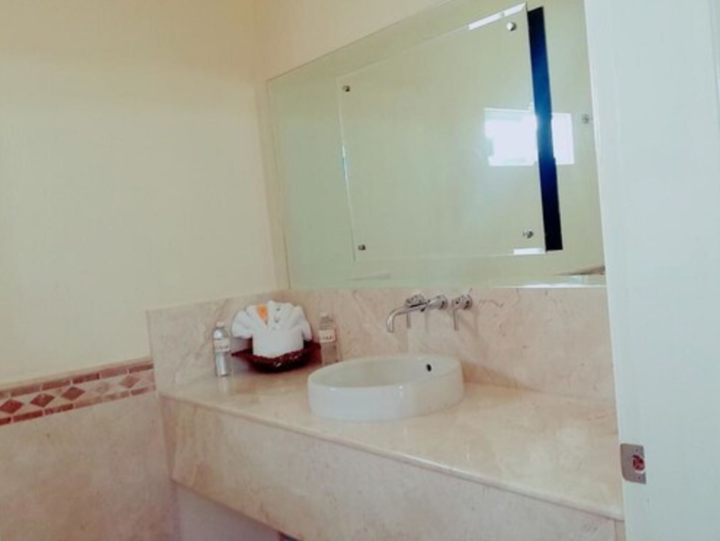 standard room, 1 queen bed | bathroom | shower, towels, soap, shampoo