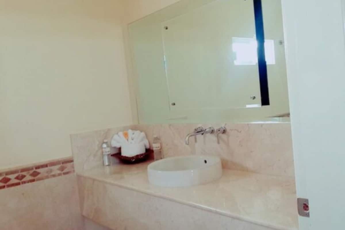 standard room, 1 queen bed | bathroom | shower, towels, soap, shampoo