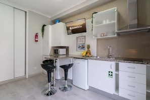 Geladeira, micro-ondas, cooktop, lava-louças