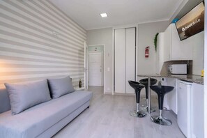 TV, offices - 2 Cozy Flats w/ Terrace | Ace Location by HostWise (Porto)