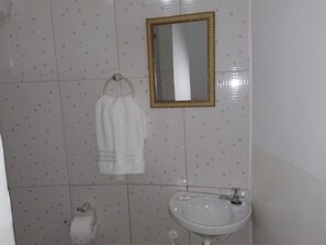 Ducha, toallas y papel higiénico