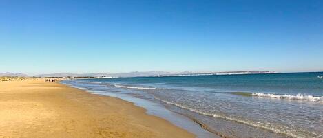 Vlak bij het strand, ligstoelen