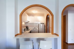 Kühlschrank, Mikrowelle, Ofen, Wasserkocher mit Kaffee-/Teezubehör
